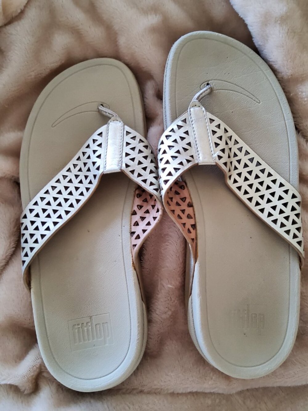 Fit Flop sandals size not listed fits 9.5 to 10 see measurements